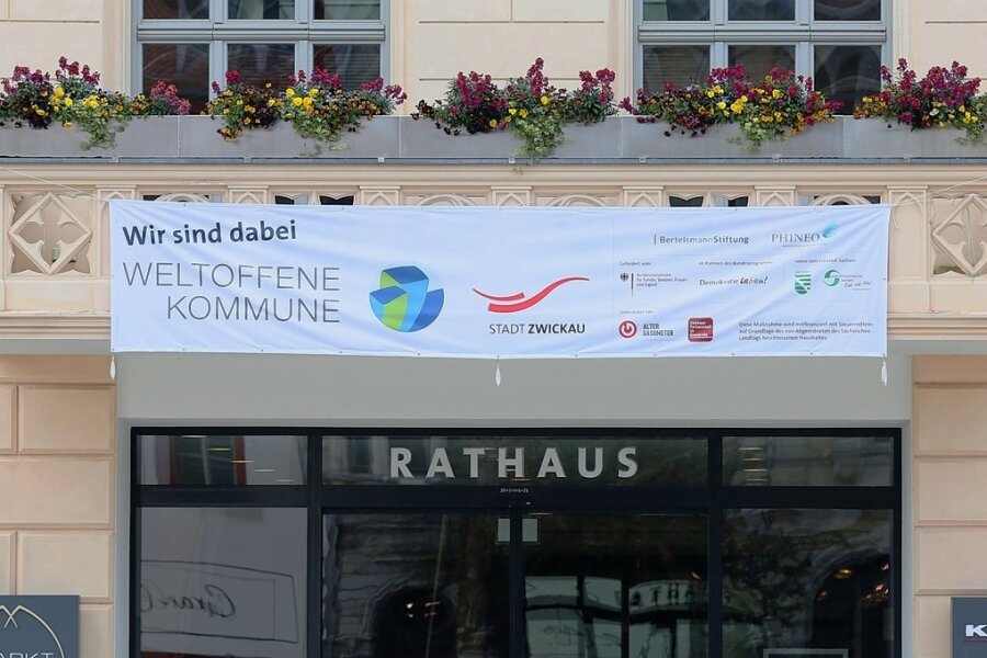 Zwickaus bunter Weg zur Vielfalt - Dieses Banner am Zwickauer Rathaus weist darauf hin, dass man als eine von 40 Städten beim Modellprojekt "Weltoffene Kommune" der Bertelsmann-Stiftung mitmacht. Erste Workshops haben schon stattgefunden. 
