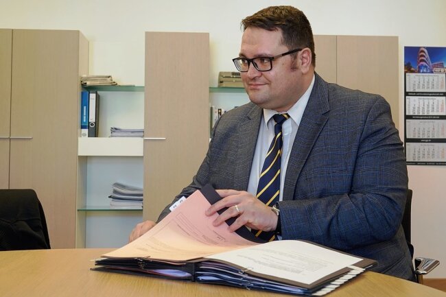 Sebastian Lasch in seinem Büro. Der SPD-Politiker ist seit 2020 Zwickaus Finanzbürgermeister. 