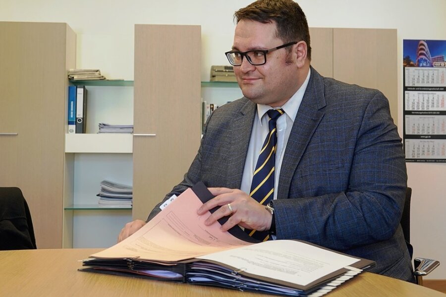Sebastian Lasch in seinem Büro. Der SPD-Politiker ist seit 2020 Zwickaus Finanzbürgermeister. 