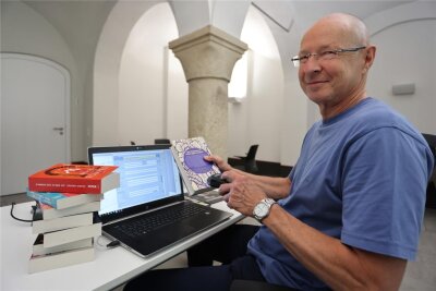 Zwickaus größter Bücherwurm: Dieser Mann hält die Stadtbibliothek am Laufen - Frank Körner, Leiter der Stadtbibliothek Zwickau, in seinem Büro, wo historische Umgebung auf moderne Technik trifft.
