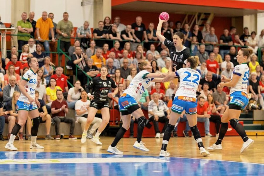 Zwickaus Handballerinnen auf gutem Weg: BSV-Damen werfen sich Drei-Tore-Polster heraus - Auf die erfolgreichste Zwickauer Saison-Torschützin Ema Hrvatin (am Ball) war auch am Mittwoch gegen Göppingen Verlass. 