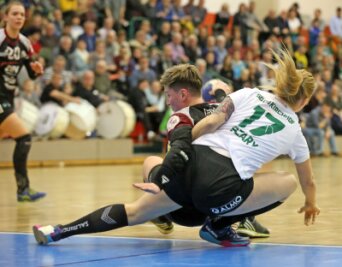 Zwickaus Handballerinnen besiegen Heimfluch - In Neuplanitz wurde um jeden Treffer gerungen. Nadja Bolze (in Schwarz) erzielte sieben Treffer für Zwickau.