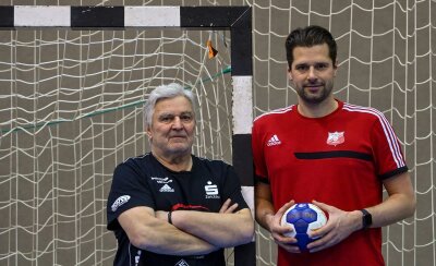 Zwickaus Handballerinnen holen Japanerin Nakayama - Die Trainer des BSV Sachsen Zwickau, Norman Rentsch (r), Cheftrainer, und Dietmar Schmidt, stehen in der Sporthalle des Vereins.