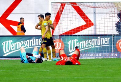 Die FSV-Spieler am Boden: Die Heimniederlage gegen Dynamo Dresden besiegelt Zwickaus Abstieg aus der 3. Liga.