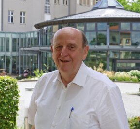 Zwickaus Landrat Christoph Scheurer verabschiedet sich in Ruhestand: "Es reicht!" - Christoph Scheurer vor dem Virchow-Klinikum in Glauchau, seiner Heimatstadt. 