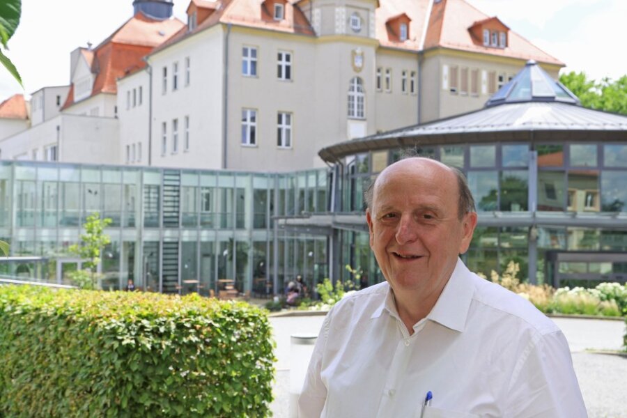 Zwickaus Landrat Christoph Scheurer verabschiedet sich in Ruhestand: "Es reicht!" - Christoph Scheurer vor dem Virchow-Klinikum in Glauchau, seiner Heimatstadt. 