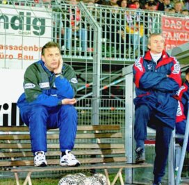 Zwickaus langjähriger Co-Trainer wird 80 - Das Foto von 1998 zeigt Dietmar Pohl (rechts) als Co-Trainer von Charly Körbel beim Zwickauer Zweitliga-Spiel gegen Meppen. 