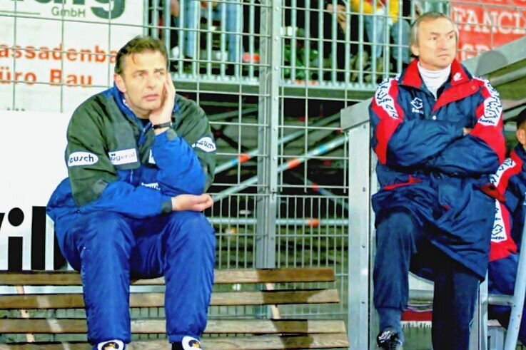 Zwickaus langjähriger Co-Trainer wird 80 - Das Foto von 1998 zeigt Dietmar Pohl (rechts) als Co-Trainer von Charly Körbel beim Zwickauer Zweitliga-Spiel gegen Meppen. 