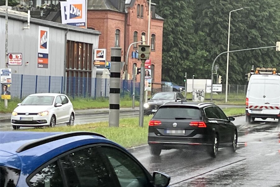 Zwickaus neuer Mega-Blitzer: Wie schnell kann man ungestraft an ihm vorbeifahren? - Die Blitzersäule an der B 93/Uferstraße in Zwickau soll in Zukunft den bisherigen Blitzer ersetzen.