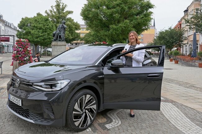 Zwickaus Oberbürgermeisterin jetzt dienstlich vollelektrisch auf Achse - Constance Arndt und ihr neues Dienstauto: Das Elektrofahrzeug stammt aus dem Zwickauer VW-Werk. 