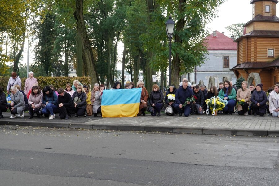 Zwickaus Partnerstadt Volodymyr: Schon 181 Familien trauern um einen gefallenen Angehörigen - Menschen am Straßenrand in Volodymyr warten auf den 25-jährigen gefallenen Soldaten.