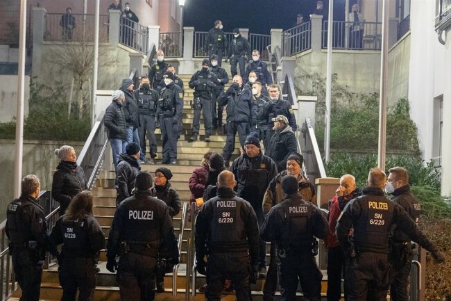 Seit Wochen kommt es in Sachsen zu Protesten von Gegnern der Corona-Maßnahmen - so wie hier Anfang Januar in Plauen. Die Polizei ist häufig mit einem Großaufgebot vor Ort. Beamte kontrollierten an der Hradschin-Treppe Personalien von Teilnehmern eines sogenannten Spaziergangs. 