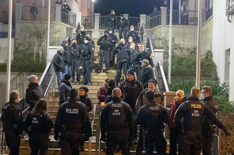 Seit Wochen kommt es in Sachsen zu Protesten von Gegnern der Corona-Maßnahmen - so wie hier Anfang Januar in Plauen. Die Polizei ist häufig mit einem Großaufgebot vor Ort. Beamte kontrollierten an der Hradschin-Treppe Personalien von Teilnehmern eines sogenannten Spaziergangs. 