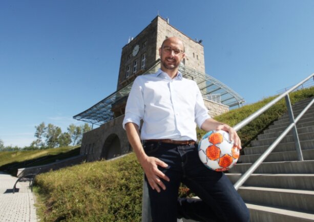 Zwickaus Sportplätze sind seine Welt: Der Leiter des Sportstättenbetriebs - Draußen fühlt er sich wohl: Mike Franke an seiner alten Wirkungsstätte im Westsachsenstadion. 