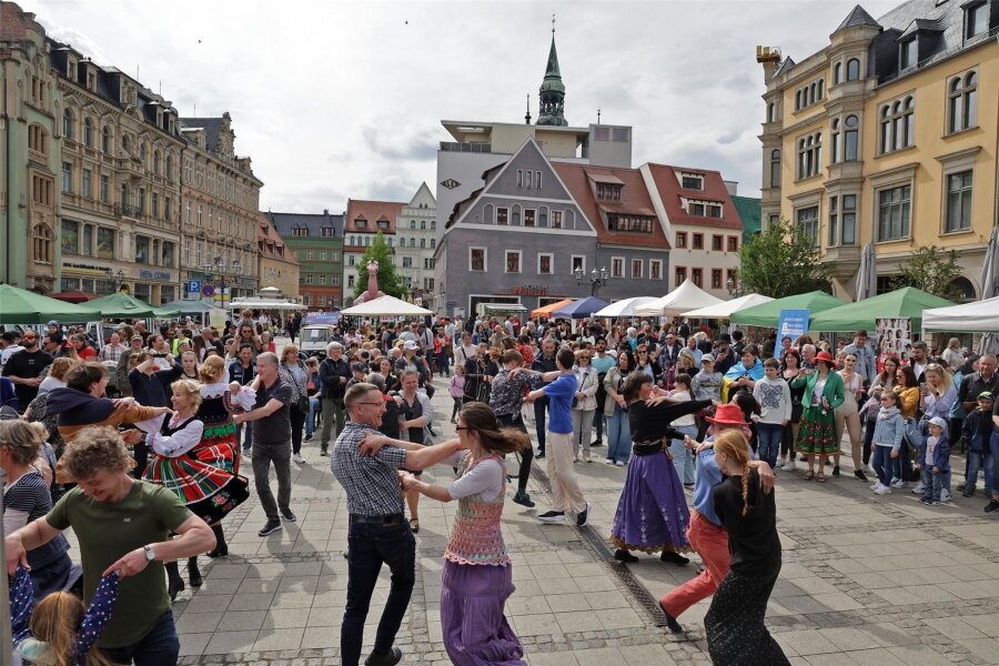„Zwikkolör“: Es wird bunt und international in Zwickau - Der Deutsch-Polnische Verein hatte 2023 zum Tanz auf dem Hauptmarkt eingeladen.