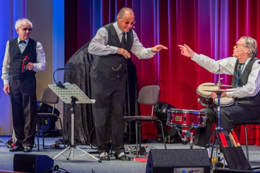 Zwinger-Trio präsentiert sich mit Geburtstagsshow gut aufgelegt - Das Zwingertrio aus Dresden mit Tom Pauls, Peter Kube und Uwe Haase (v. l.) startete seine Jubiläumstournee "Aufgetaucht" zu seinem 40-jährigen Bestehen im Kulturhaus Aue. 