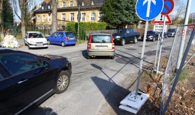 Zwingpfeil ärgert Ärzte und Patienten - Autofahrer blockieren sich an der Gräbel-Kreuzung auf der Waldkirchener Straße in Zschopau mitunter gegenseitig.