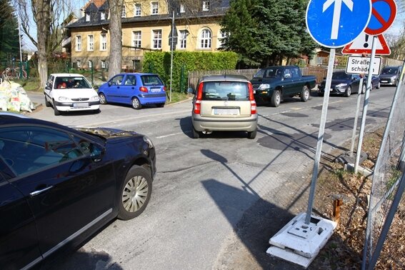 Zwingpfeil ärgert Ärzte und Patienten - Autofahrer blockieren sich an der Gräbel-Kreuzung auf der Waldkirchener Straße in Zschopau mitunter gegenseitig.