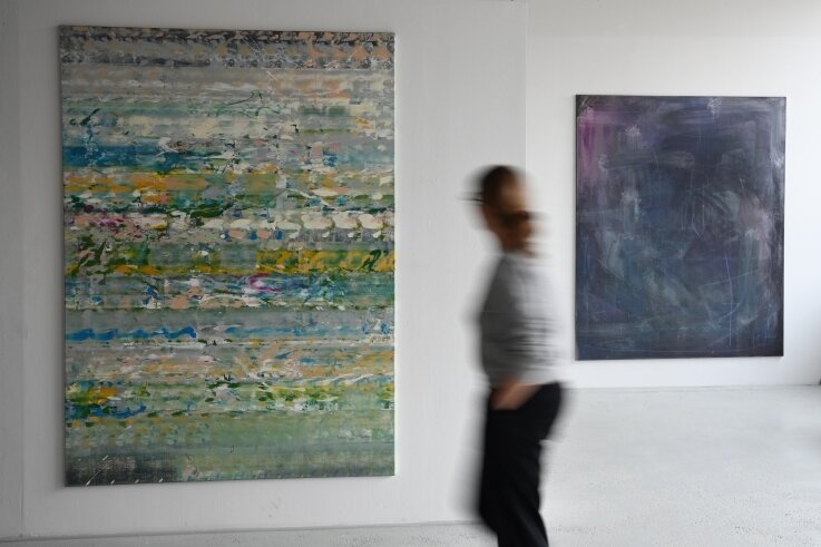Arbeiten von Renè Seifert (links) und von Christian August (rechts) sind bis September in der Galerie Borssenanger zu sehen. 