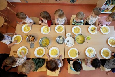 Zwischen Ärger und Verständnis: Kita-Essen im Landkreis Zwickau wird immer teurer - Das Mittagessen ist in vielen Kitas teurer geworden. 