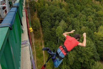 Zwischen Angst und Euphorie - Im freien Fall - Reporter Jonathan Rebmann wagt den Sprung von einer Brücke im tschechischen Komotau. Seine Beine sind mit einem Gummiseil am Geländer befestigt. Die Brücke ist 62 Meter hoch. Das Gefühl beim Sprung: wie im Rausch.