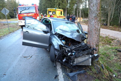 Zwischen Bockau und Jägerhaus: VW-Fahrer prallt an Baum - 