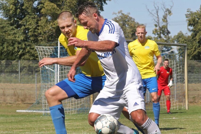 Zwischen Corona-Tests und Landesliga-Fußball - In seinem ersten Landesligaspiel gegen die SG Taucha (0:2) hatte der Glauchauer Neuzugang Tomas Cekovsky (vorn) wie die gesamte Mannschaft des VfB Empor noch einen schweren Stand. 