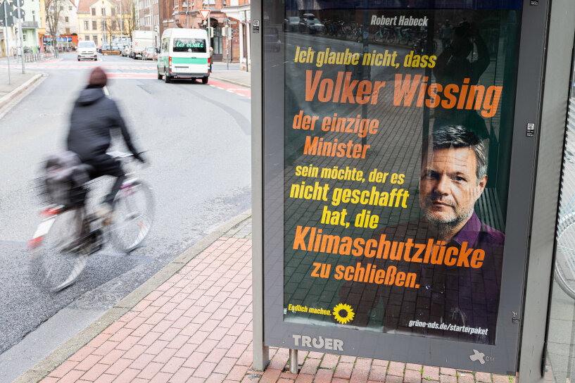 Zwischen "falsch" und "richtig": Warum uns Fakes oft glaubhaft erscheinen - Gefaktes Grünen-Plakat in Hannover: Wir glauben, was wir glauben wollen.