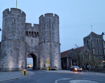 Zwischen Festland und Insel - Das Wahrzeichen Canterburys: die Westgate Towers. Dabei handelt es sich um eines der Haupttore der alten Stadtmauer.