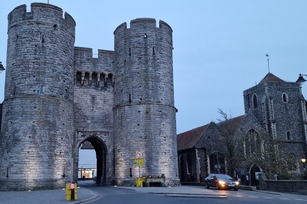 Das Wahrzeichen Canterburys: die Westgate Towers. Dabei handelt es sich um eines der Haupttore der alten Stadtmauer.