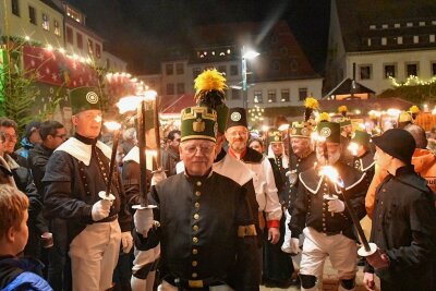 Zwischen Freiberg und Neuhausen: Endlich wieder Weihnachtsland -  Die traditionelle Bergparade der Freiberger Berg- und Hüttenknappschaft im Fackelschein zieht am 3. Dezember ab 17 Uhr durch die Stadt. 