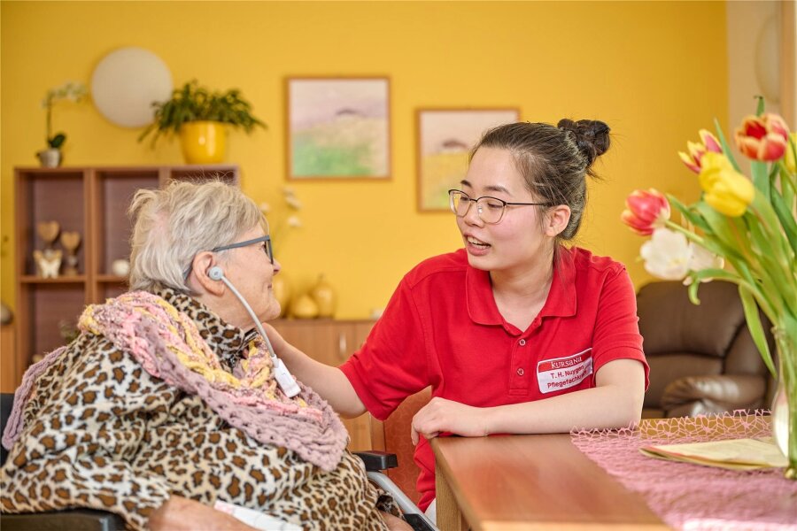 Zwischen Heimweh und Mundart: Wie Vietnamesen im Erzgebirge in der Altenpflege helfen - Die Bewohnerin Ingrid Voitel mag Pflegefachkraft Huyen Nuygen aus Vietnam.