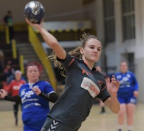 Zwischen Jubel und Fiasko - Schneebergs Lisa Graupner steuerte zum verdienten Heimsieg des SVS gegen die HSG Neudorf-Döbeln sechs Tore bei. 