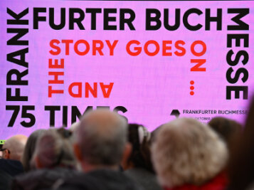 Auf einem LED-Monitor verkündet die Frankfurter Buchmesse ihr Motto " 75 times. And the story goes on..." Zu deutsch: "Die Geschichte geht weiter." Und sie bleibt spannend. In Zeiten der Digitalisierung und ausufernder geopolitischer Konflikte ist das Büchermachen nicht einfacher geworden. 