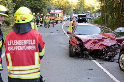 Zwischen Lengenfeld und Rodewisch: Zwei Menschen bei Frontal-Unfall verletzt. - Die Unfallstelle am Dienstag: 