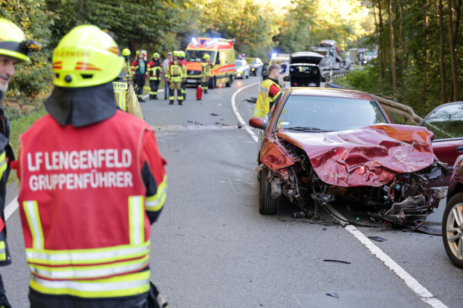 Zwischen Lengenfeld und Rodewisch: Zwei Menschen bei Frontal-Unfall verletzt. - Die Unfallstelle am Dienstag: 