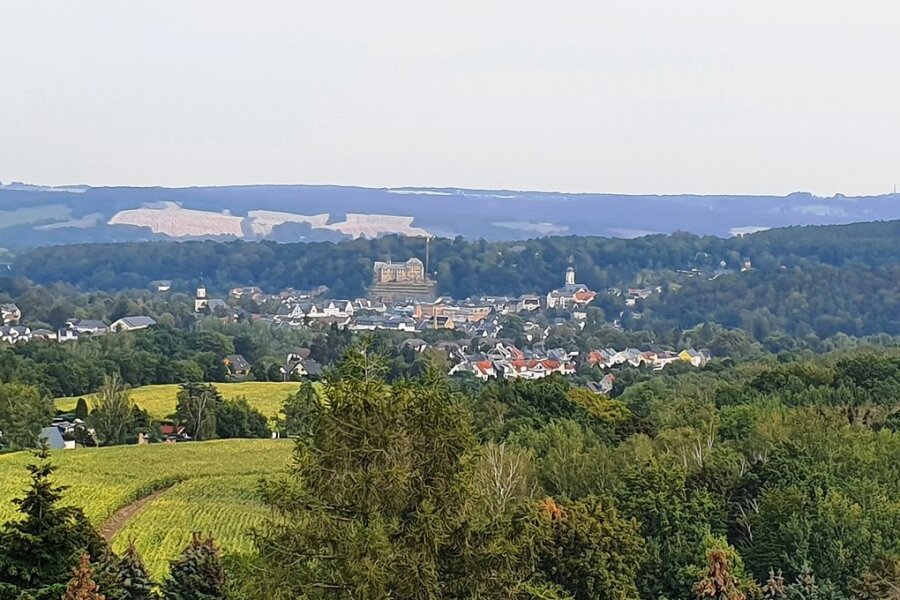 Zwischen Lichtenstein, der Alberthöhe und dem Rümpfwald - Vom Turm auf der Alberthöhe reicht der Blick nicht nur bis Lichtenstein. 