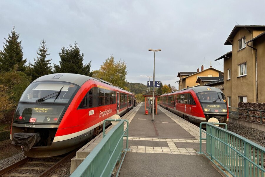 Zwischen Olbernhau und Chemnitz: Flöhatalbahn fährt Jubiläum entgegen - Die roten Triebwagen mit der Bezeichnung Desiro bestimmen seit reichlich 20 Jahren das Erscheinungsbild der Flöhatalbahn. Hier halten zwei Züge in Pockau-Lengefeld.