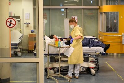 Zwischen Personal- und Geldnot: Wie weiter mit den Krankenhäusern? - Notaufnahmen in Not: Nicht immer kommen wie hier in Leipzig Patienten mit schweren Gesundheitsproblemen.