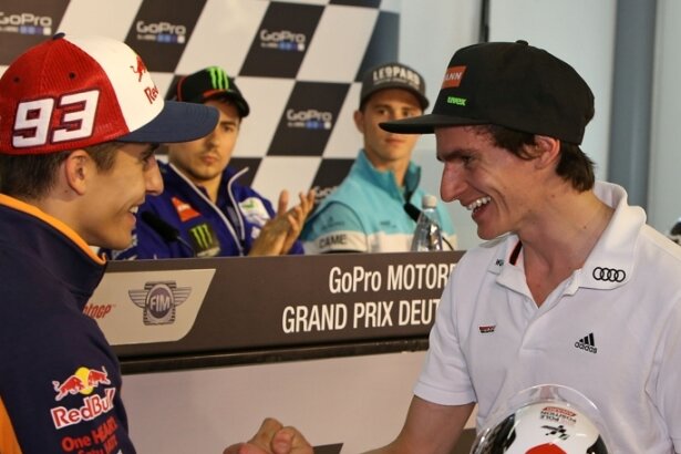 Willkommene Abwechslung: Richard Freitag (rechts), selbst begeisterter Motorradfahrer, überreichte jüngst Weltmeister Marc Marquez auf dem Sachsenring die Trophäe für die Pole Position in der MotoGP.