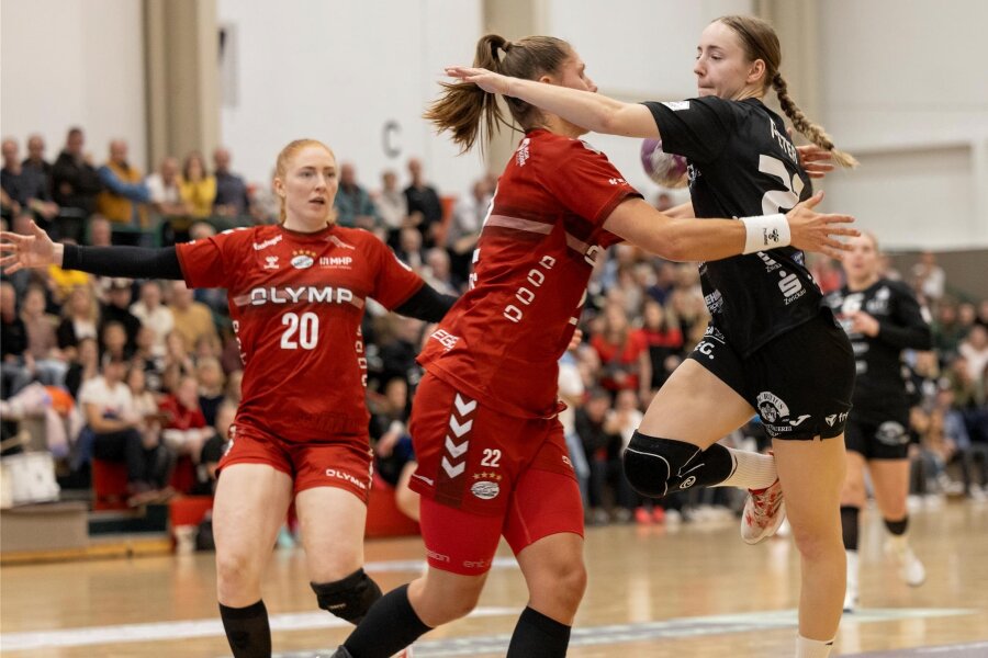 Zwischen Verantwortung tragen und Erfahrung sammeln – die Rollen einer 18-jährigen Handballerin beim BSV Sachsen Zwickau - Im November kam Juliane Peter (rechts) auch im Bundesligaspiel gegen das Topteam aus Bietigheim um Kapitänin Xenia Smits (Mitte) zum Einsatz. Für die 18-Jährige eine ganz besondere Erfahrung.