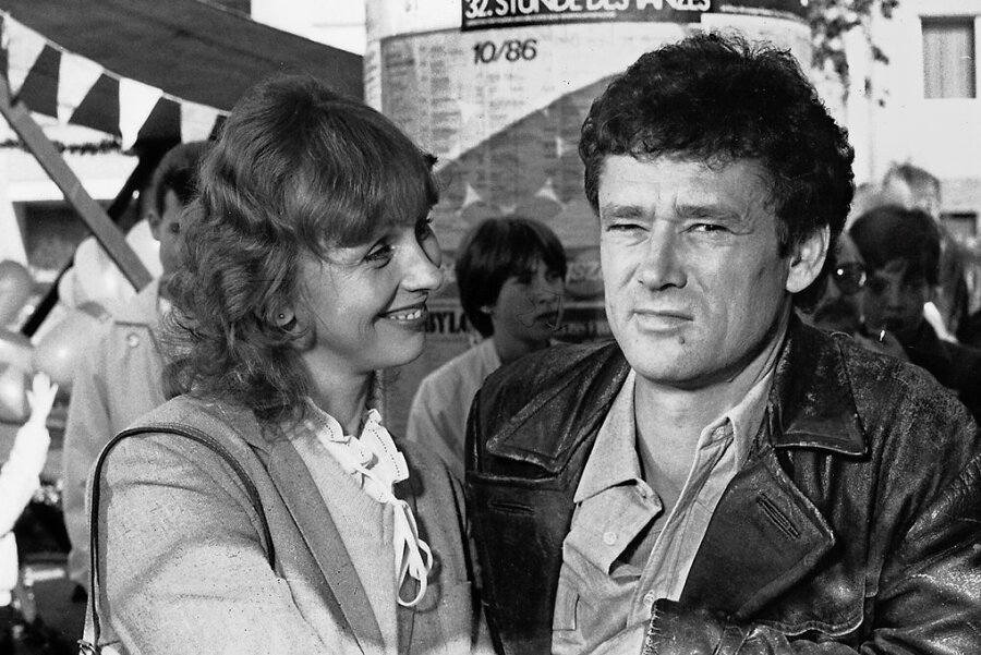 Zwischen vorgefertigten Wegen: DDR-Schauspielstar Peter Reusse ist tot - Peter Reusse 1986 mit Kollegin Jenny Gröllmann bei Dreharbeiten zum DDR-Fernsehfilm "Kiezgeschichten". 