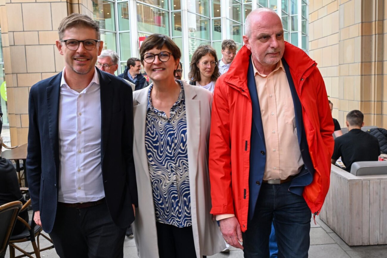 Zwischen Wahlstand Und Hutfestival: SPD-Chefin Saskia Esken Auf ...