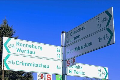 Zwischen zwei Städten werden 750 Meter Feldweg zu einem Radweg ausgebaut - Wegweiser für Radfans im Crimmitschauer Ortsteil Gosel. 