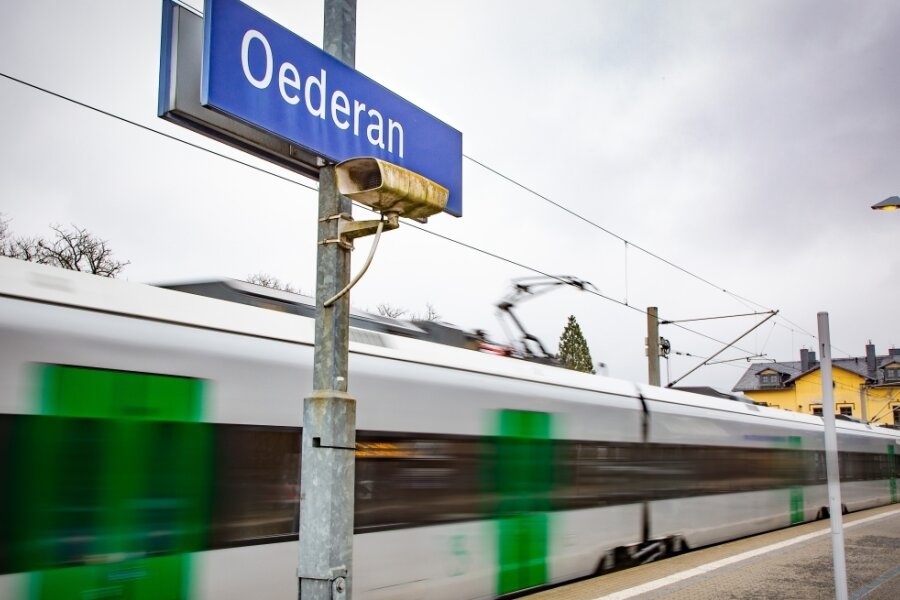 Zwist um Bus und Bahn für Oederan - Fährt nur durch und hält nicht an: Der Regionalexpress passiert den Bahnhof Oederan. Trotzdem gibt es eine stündliche, umsteigefreie Eisenbahnverbindung bis Freiberg, Dresden, Chemnitz und Zwickau. 