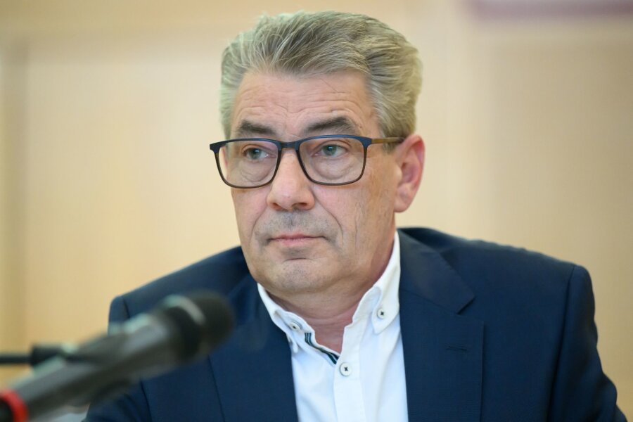 Zwist um Teilnahme des Oberbürgermeisters an Schulfest - Tim Lochner (parteilos), neuer Oberbürgermeister von Pirna.