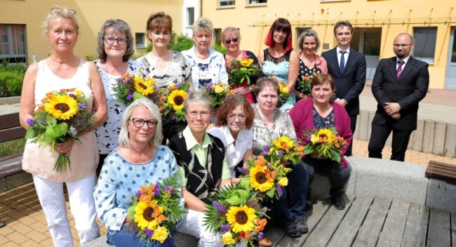 Zwölf auf einen Streich feiern ihr 25-jähriges Dienstjubiläum - Diese Frauen vom "Haus Fichtelbergblick" sind ein gutes Team. Heimleiter Paul Schaarschmidt und EKH-Geschäftsführer Thoralf Bode (von rechts) haben das Dienstjubiläum genutzt, um Danke zu sagen. 
