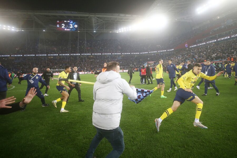 Zwölf Festnahmen nach Fan-Attacken in der Türkei - Anhänger von Trabzonspor hatten nach dem 2:3 gegen Fenerbahce Istanbul den Platz gestürmt und Spieler und Trainer des Gegners angegriffen.
