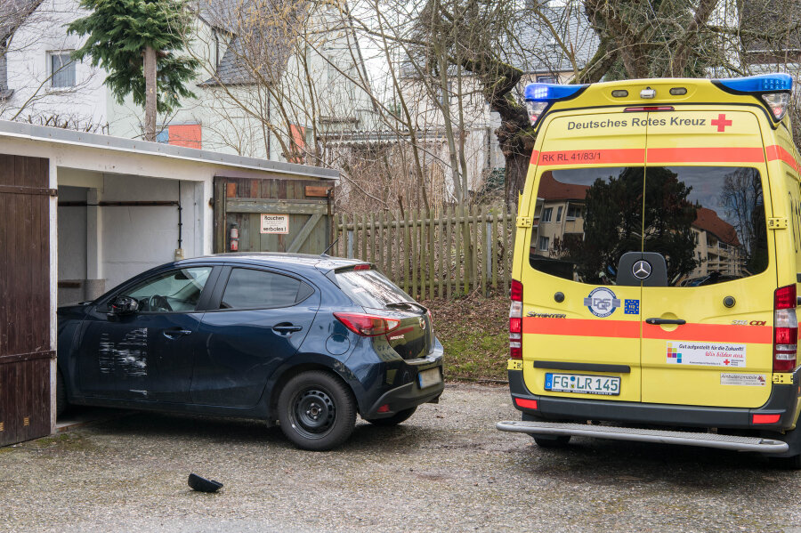 Zwölf Feuerwehrleute im Einsatz: Frau in Garage von Auto eingeklemmt - 