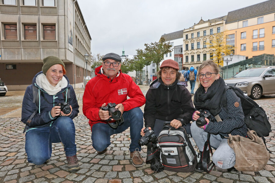 Zwölf Hobbyfotografen auf der Jagd nach dem goldenen Herbst - Fotografen sind am Samstagnachmittag in Zwickau trotz widriger Bedingungen zum Fotohalbmarathon ausgerückt.